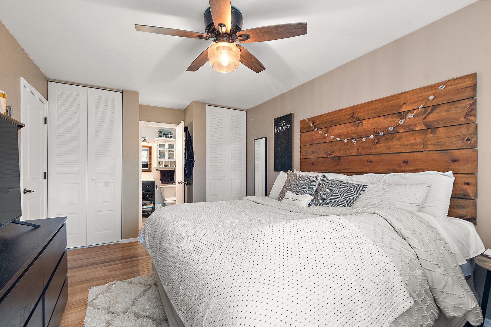 2231 S Bradford Drive, Wheaton, IL 60189