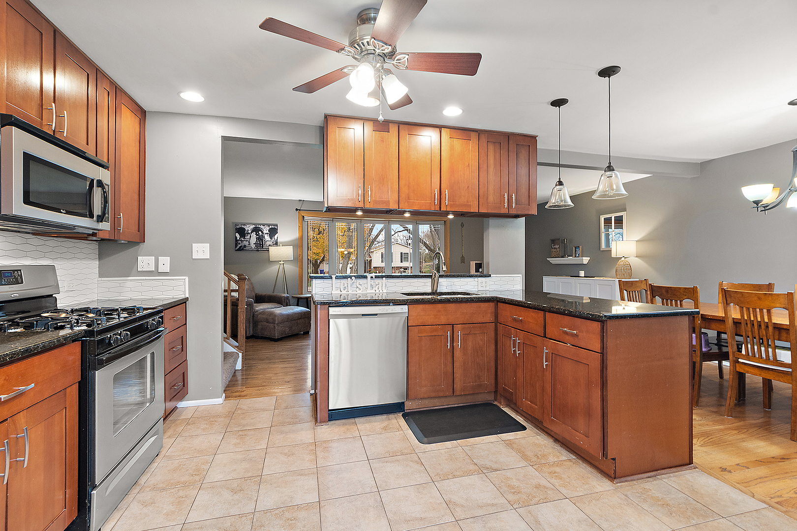 2231 S Bradford Drive, Wheaton, IL 60189