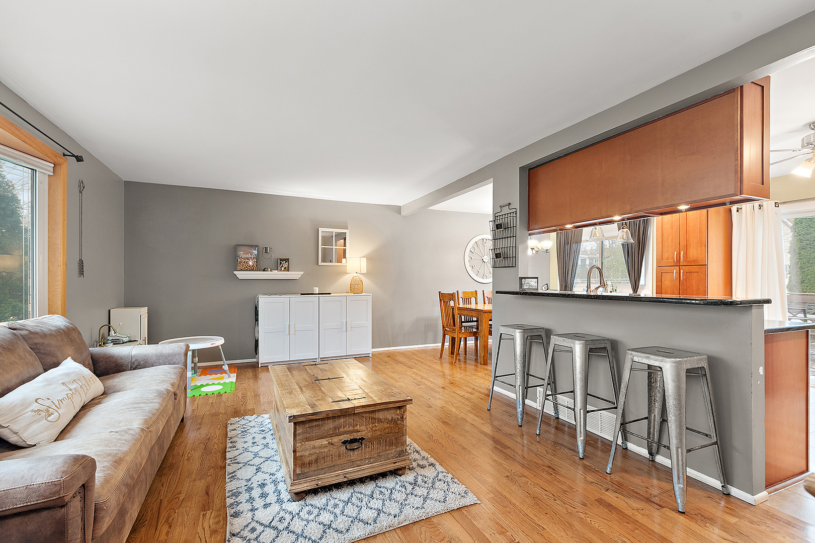 2231 S Bradford Drive, Wheaton, IL 60189