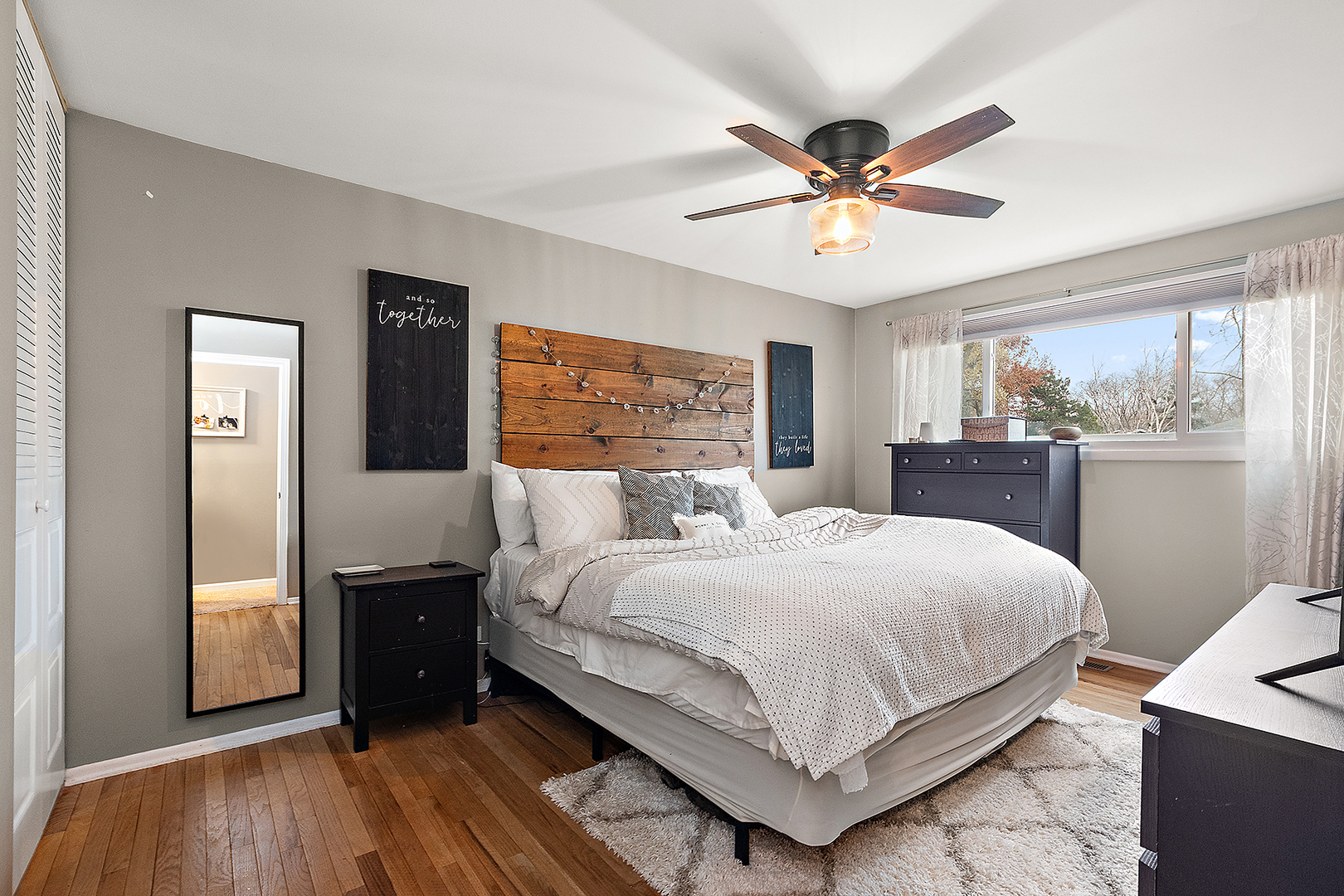 2231 S Bradford Drive, Wheaton, IL 60189