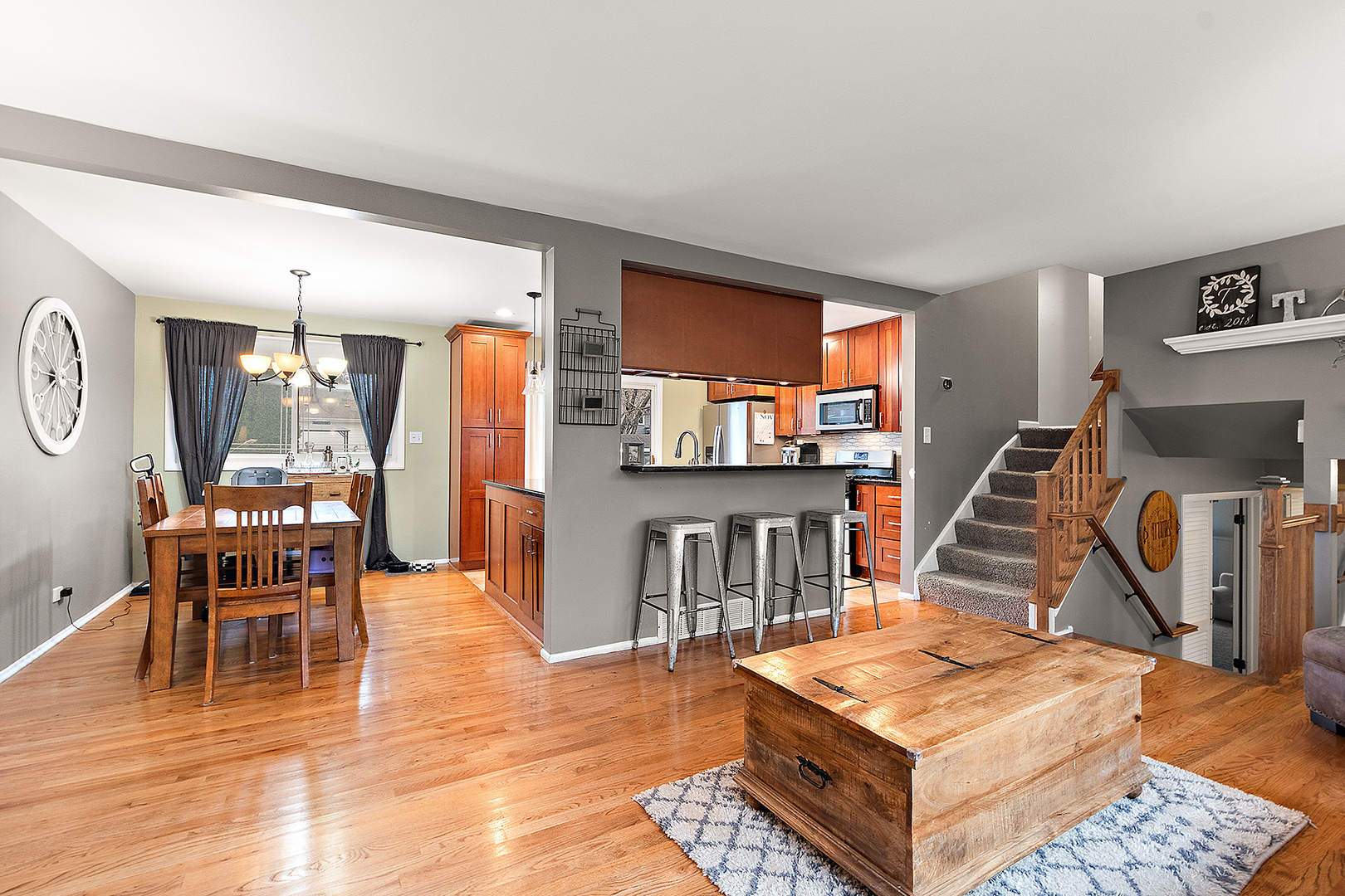 2231 S Bradford Drive, Wheaton, IL 60189