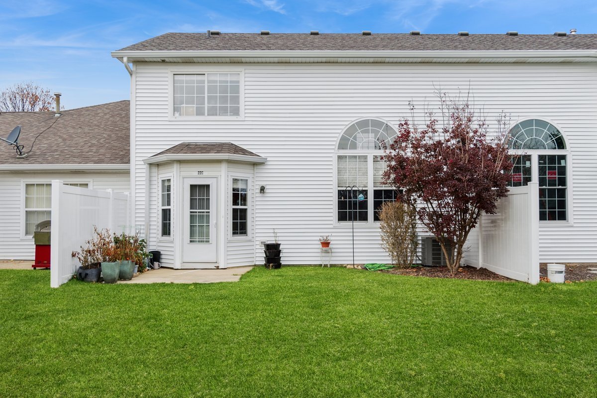 22 Rolling Oaks Road #C, Sugar Grove, IL 60554