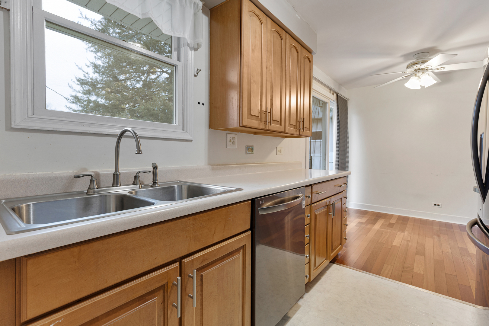 229 SHAWNEE Drive, Carol Stream, IL 60188