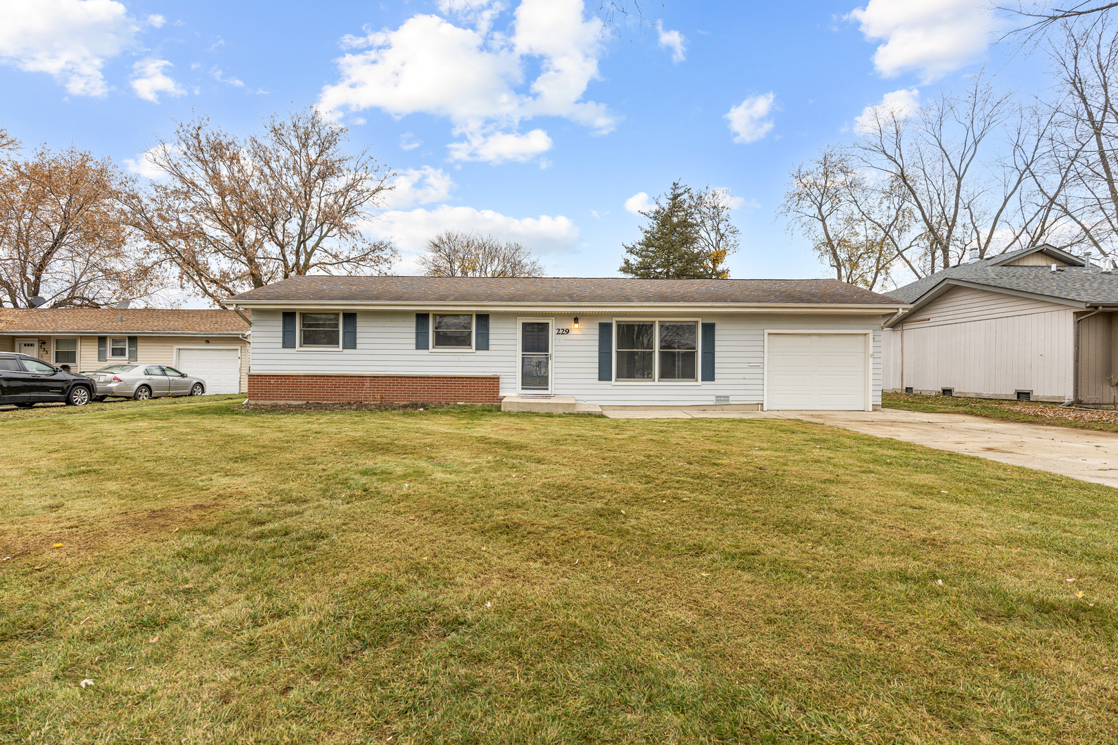 229 SHAWNEE Drive, Carol Stream, IL 60188