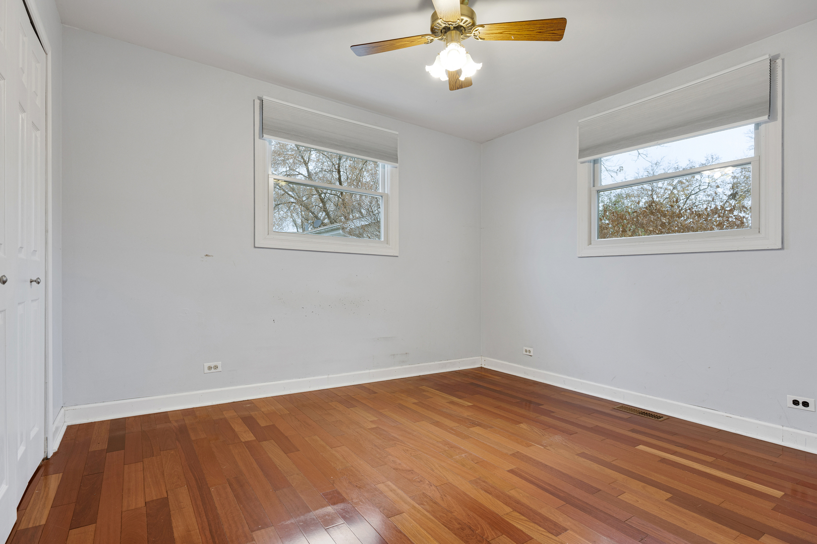 229 SHAWNEE Drive, Carol Stream, IL 60188