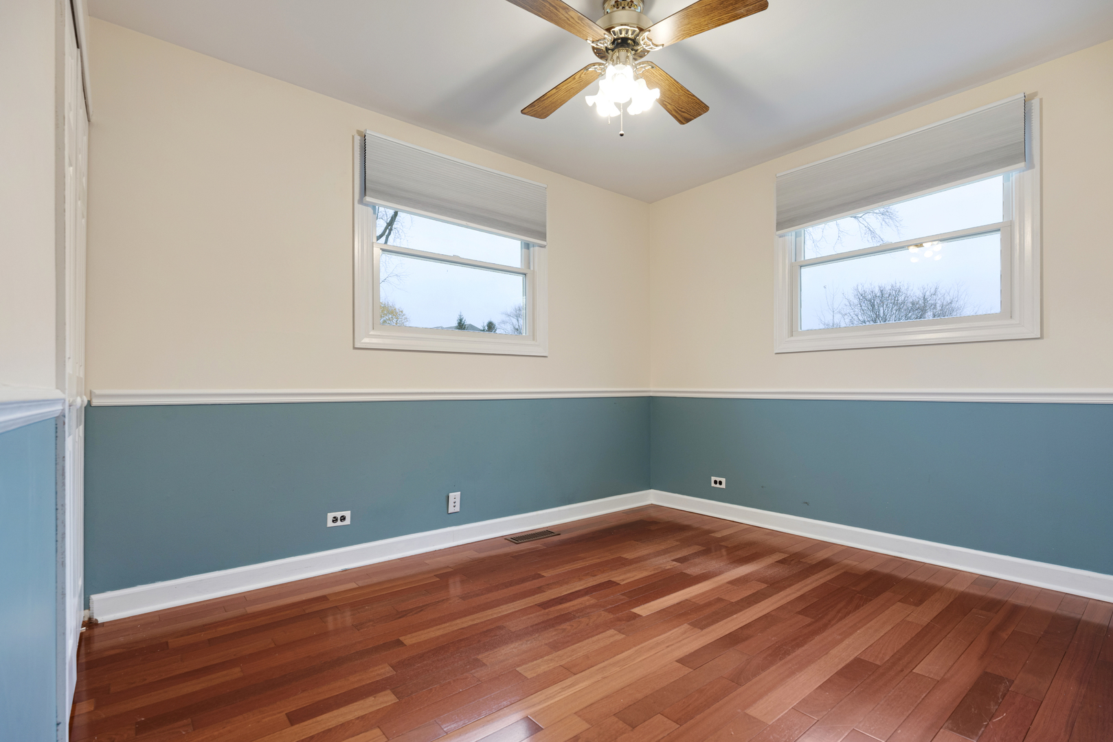 229 SHAWNEE Drive, Carol Stream, IL 60188