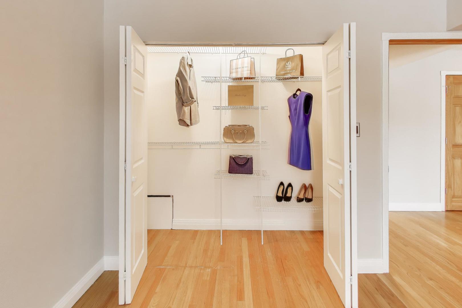 9420 Bay Colony Drive #2E, Des Plaines, IL 60016