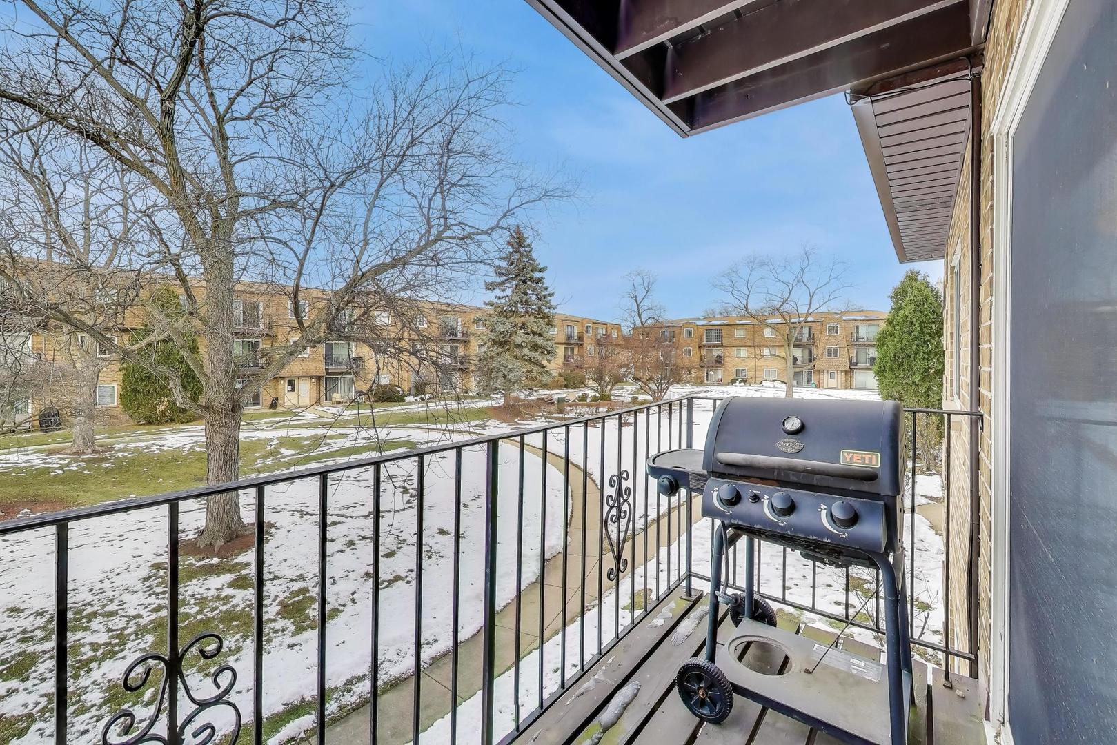 9420 Bay Colony Drive #2E, Des Plaines, IL 60016