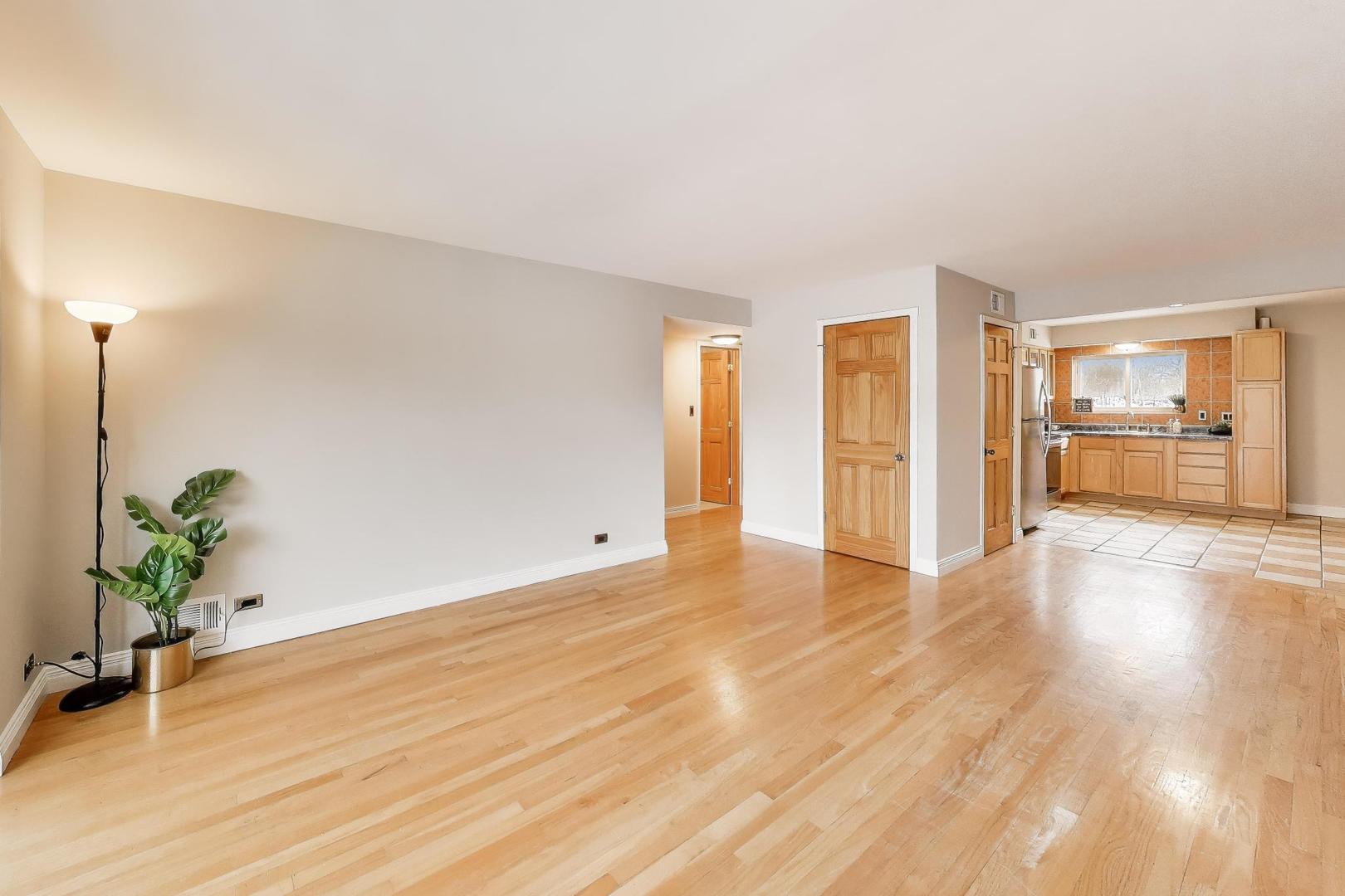 9420 Bay Colony Drive #2E, Des Plaines, IL 60016