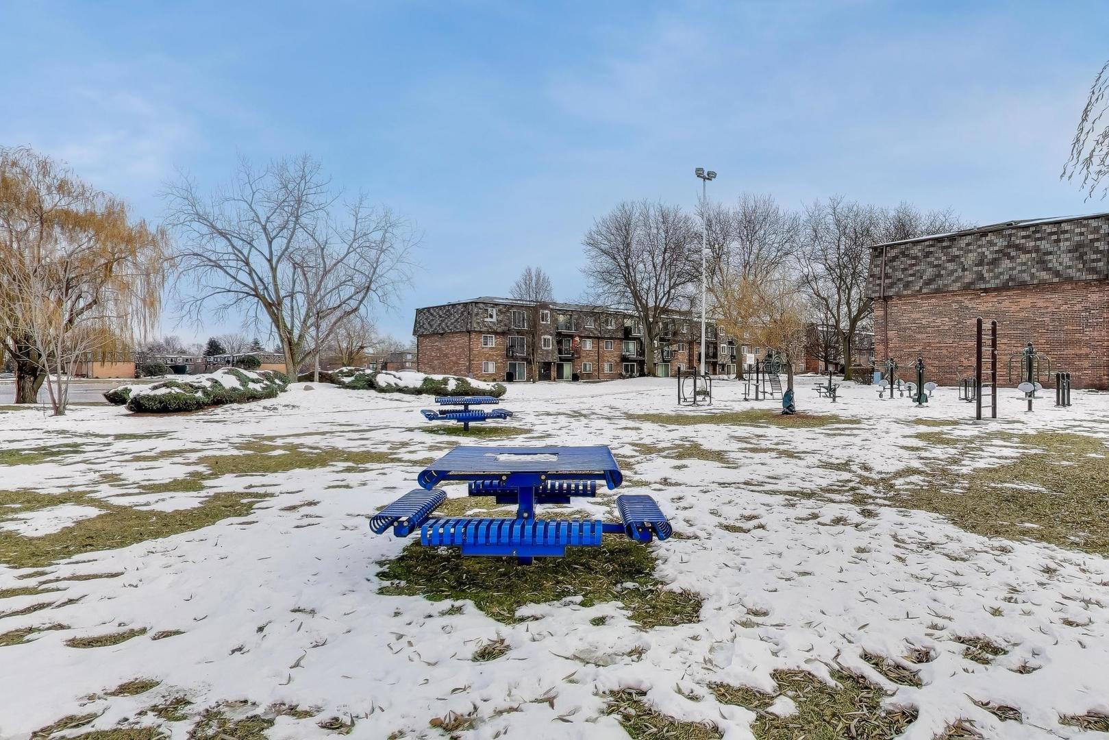 9420 Bay Colony Drive #2E, Des Plaines, IL 60016