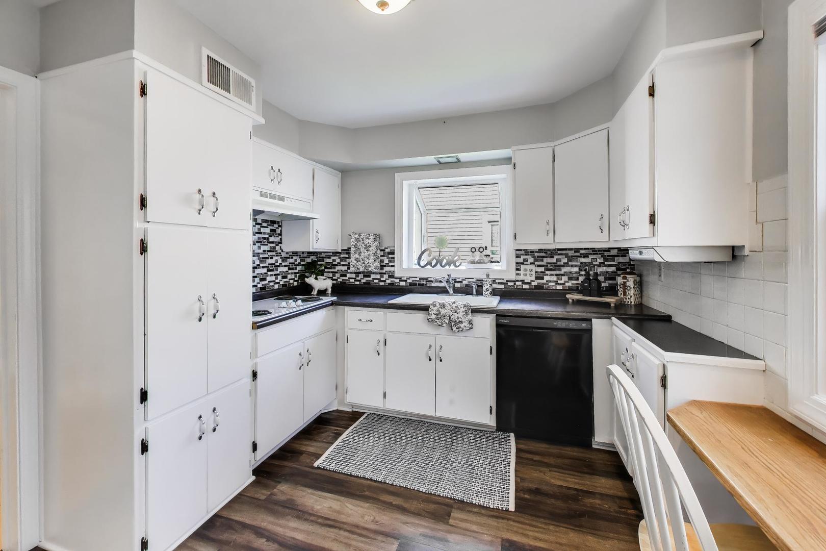 745 S CHESTNUT Avenue, Arlington Heights, IL 60005