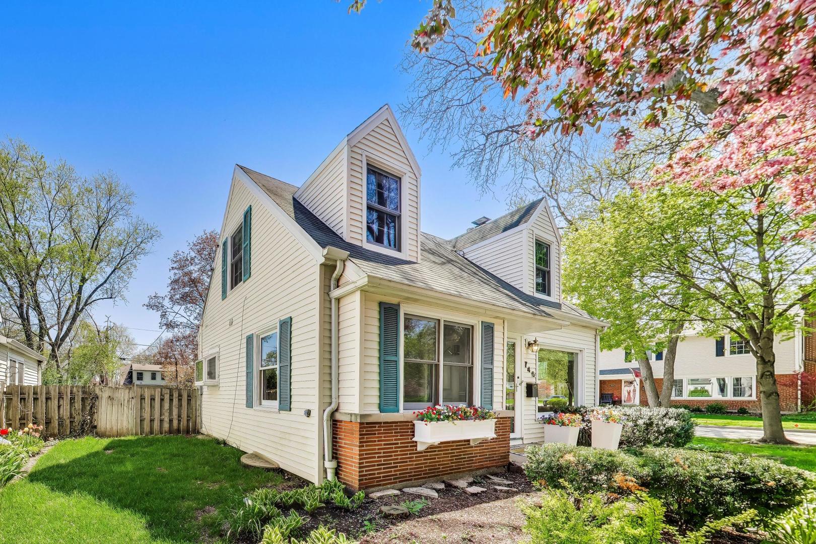 745 S CHESTNUT Avenue, Arlington Heights, IL 60005