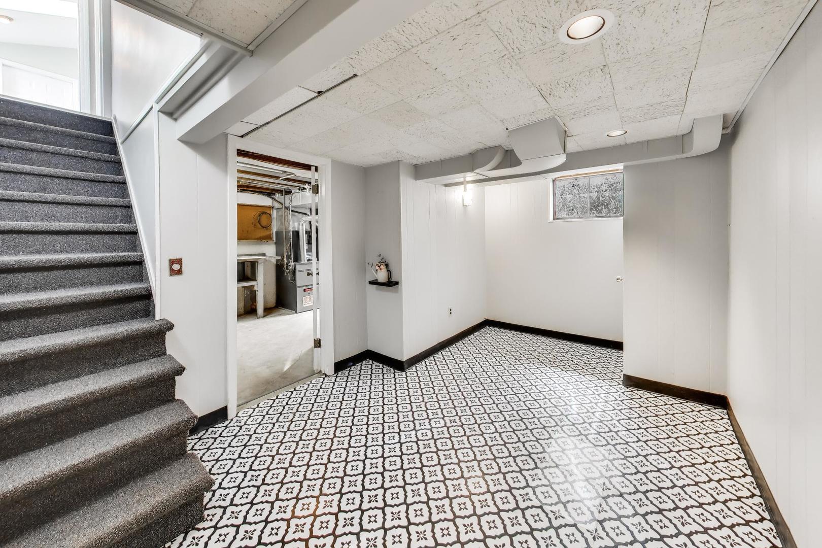 745 S CHESTNUT Avenue, Arlington Heights, IL 60005