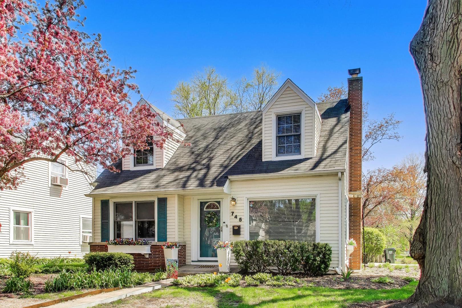 745 S CHESTNUT Avenue, Arlington Heights, IL 60005