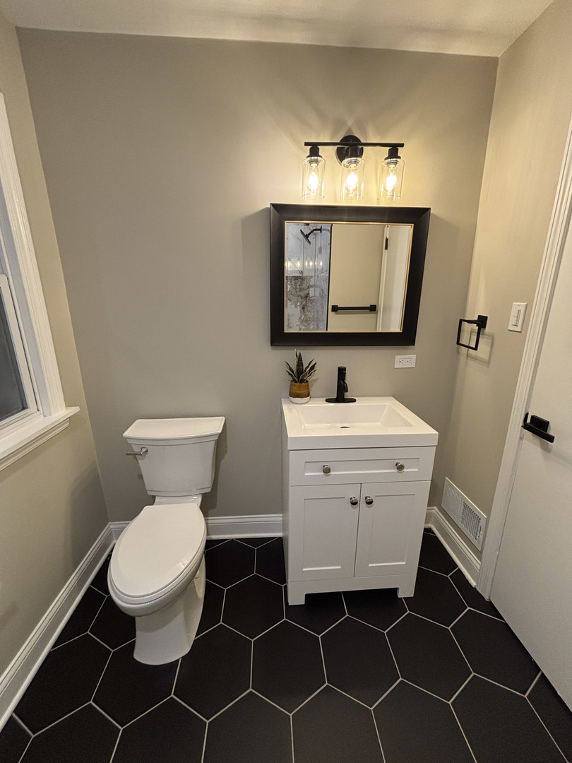 8943 S Ridgeland Avenue, Chicago, IL 60617