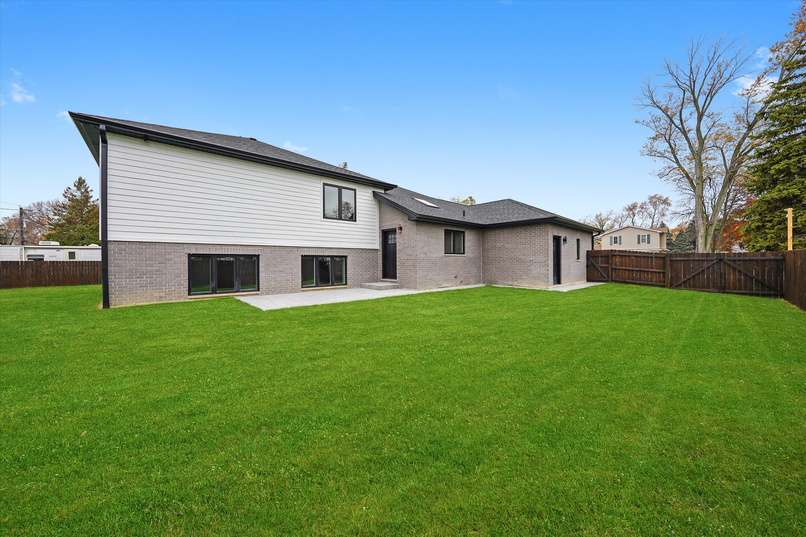 8015 S 85th Avenue, Justice, IL 60458