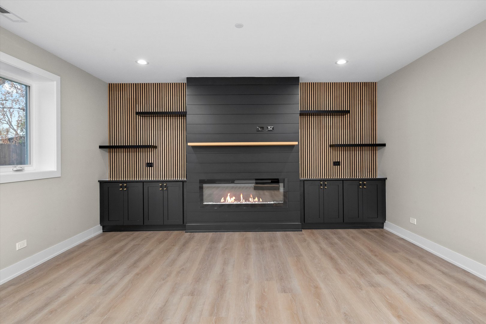 8015 S 85th Avenue, Justice, IL 60458