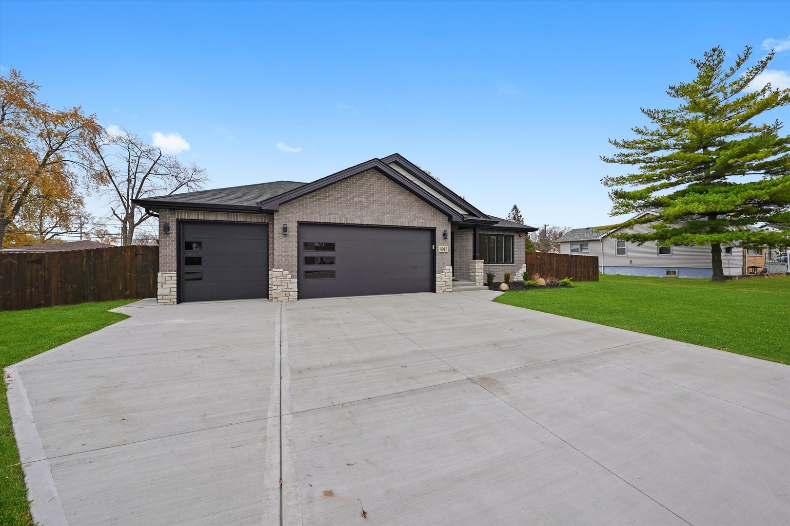 8015 S 85th Avenue, Justice, IL 60458