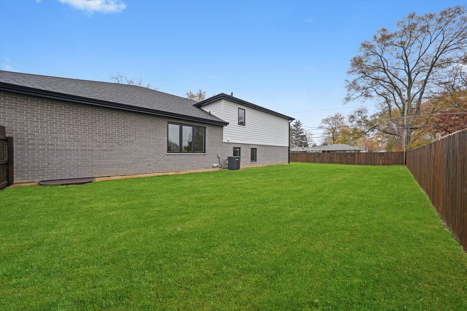 8015 S 85th Avenue, Justice, IL 60458