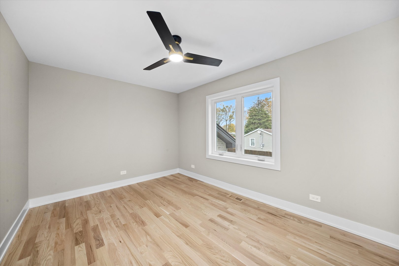 8015 S 85th Avenue, Justice, IL 60458