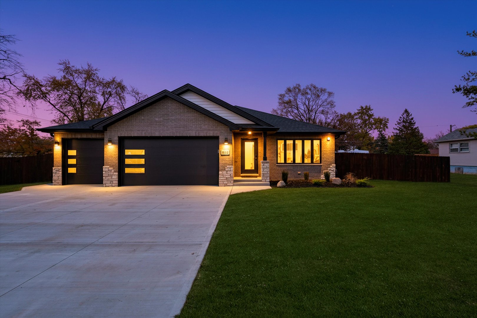 8015 S 85th Avenue, Justice, IL 60458