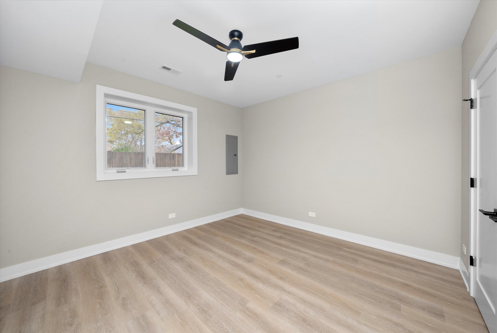 8015 S 85th Avenue, Justice, IL 60458