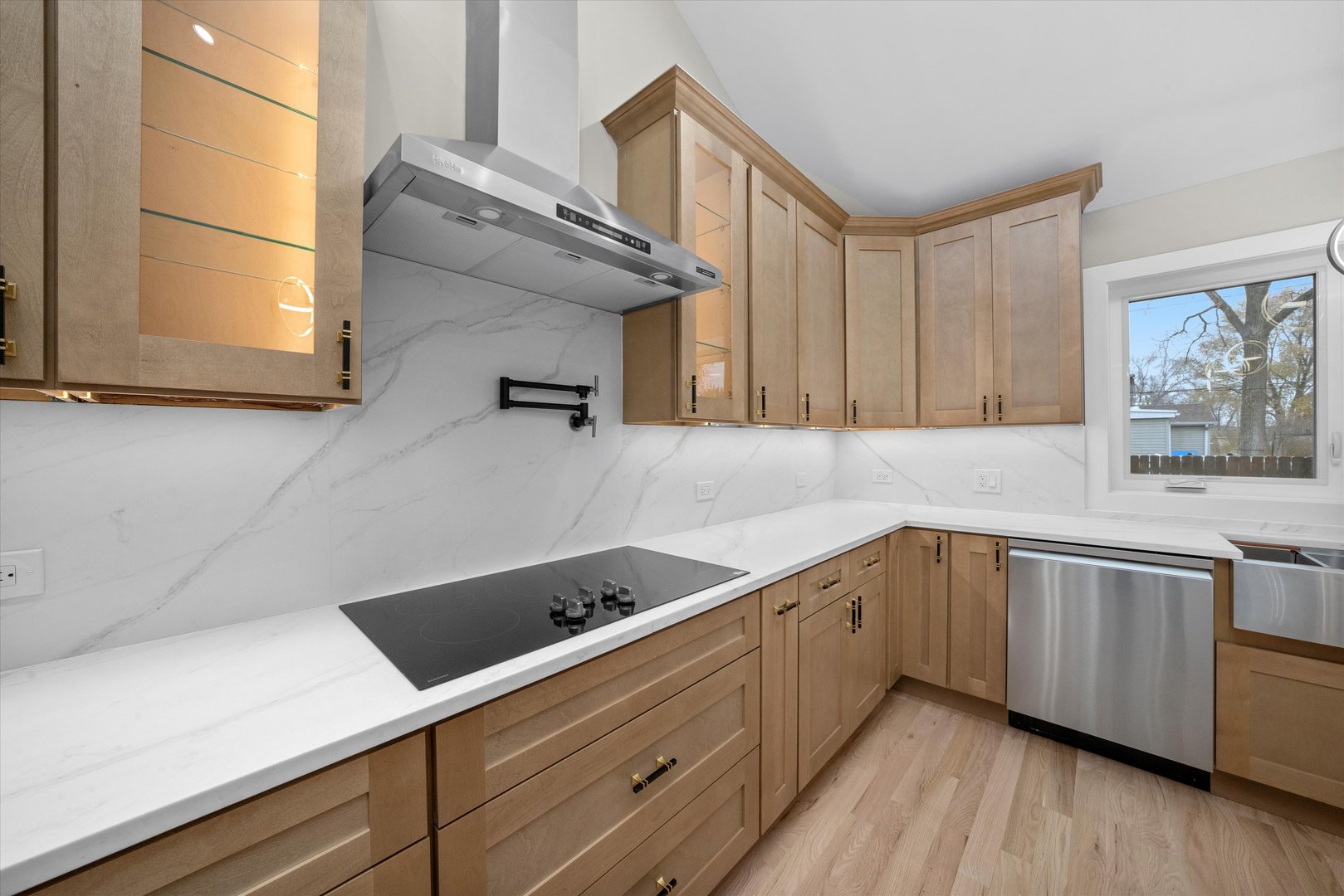 8015 S 85th Avenue, Justice, IL 60458