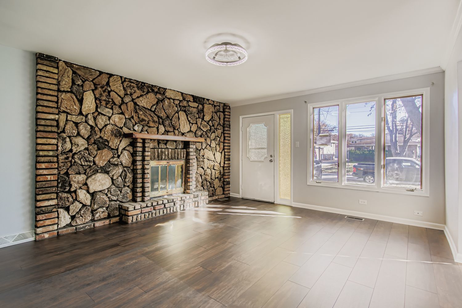 16042 Forest Avenue, Oak Forest, IL 60452