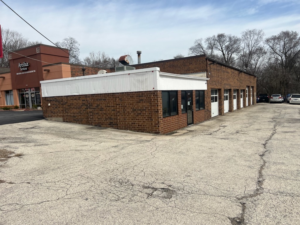 1406 N MILWAUKEE Avenue, Libertyville, IL 60048