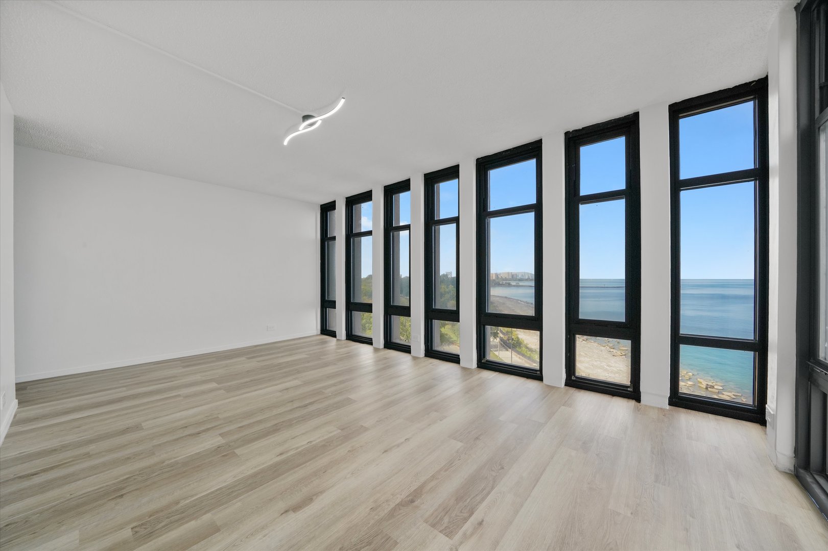 6700 S South Shore Drive #8A, Chicago, IL 60649