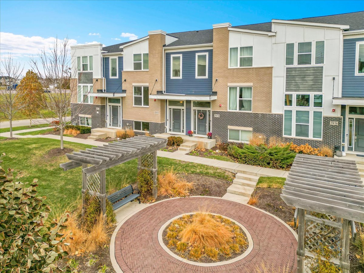 29W710 Everton Drive, Warrenville, IL 60555