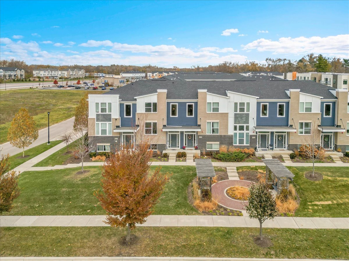 29W710 Everton Drive, Warrenville, IL 60555