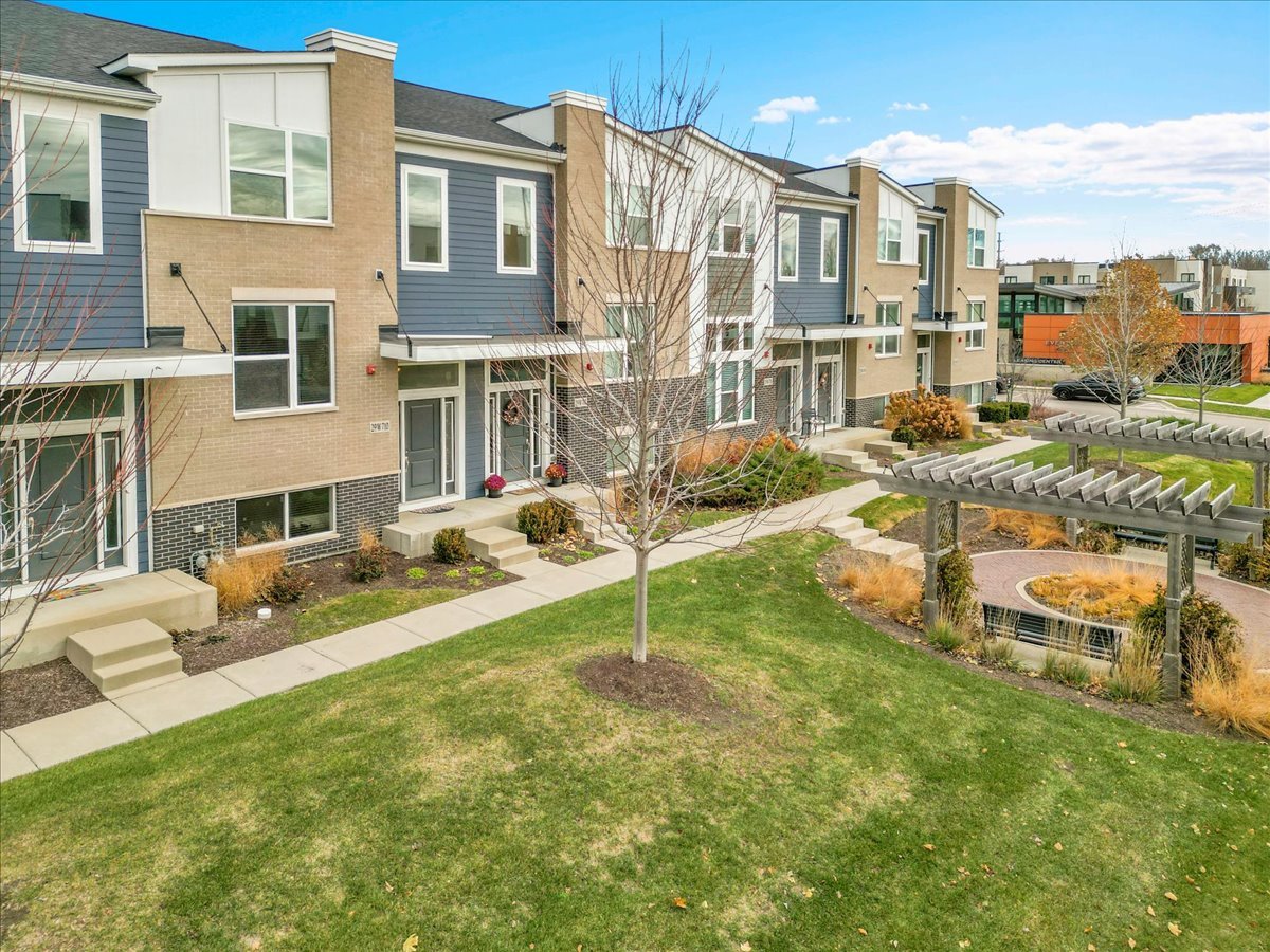 29W710 Everton Drive, Warrenville, IL 60555