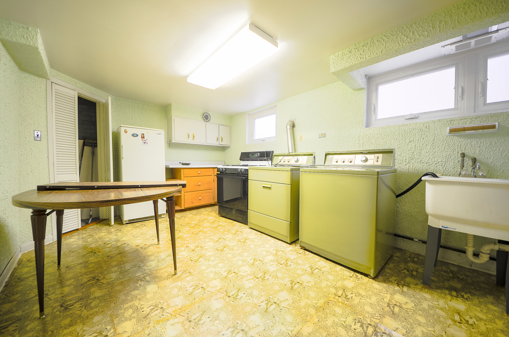 4909 N Newcastle Avenue, Chicago, IL 60656