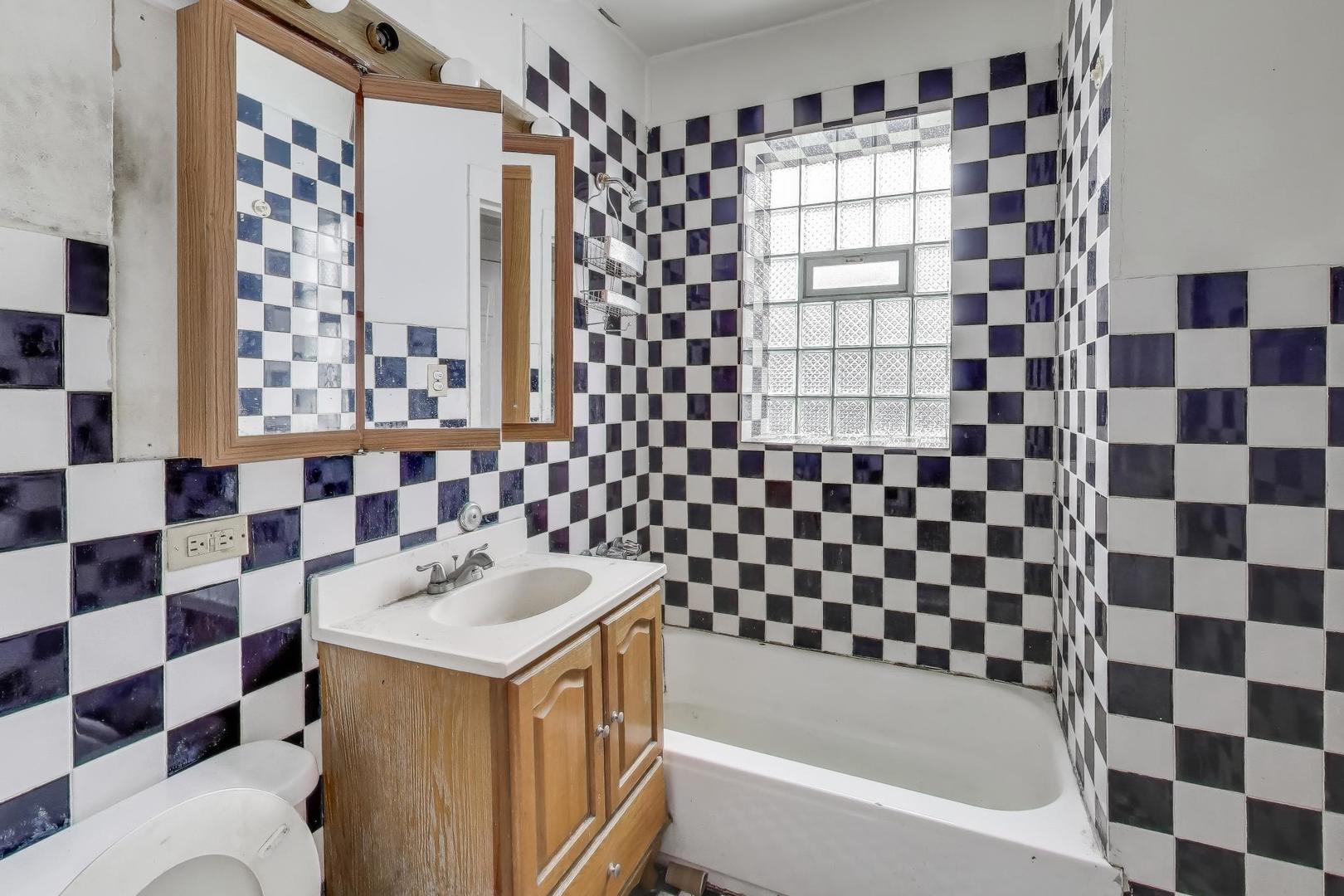 4105-03 W Grenshaw Street, Chicago, IL 60624