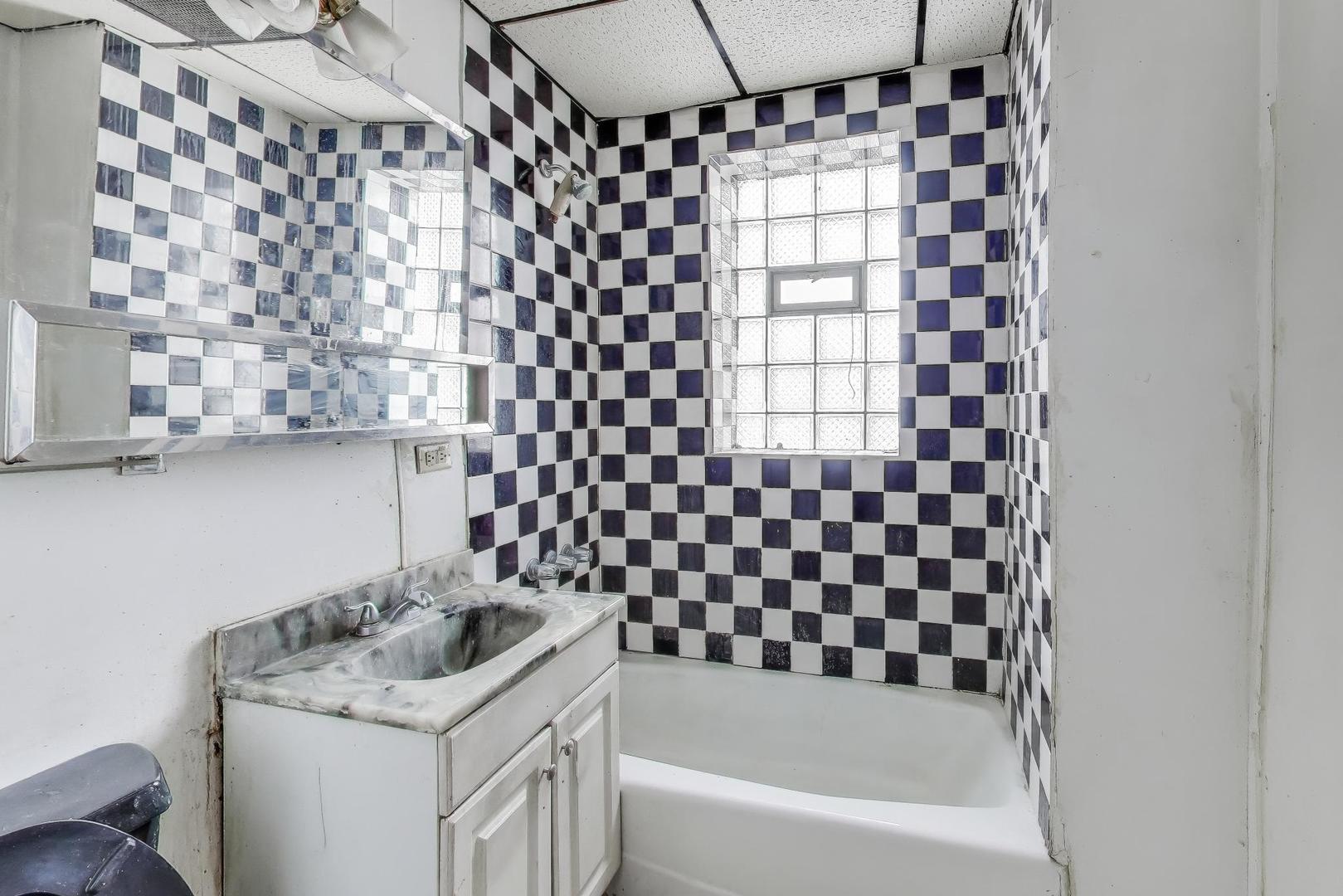 4105-03 W Grenshaw Street, Chicago, IL 60624