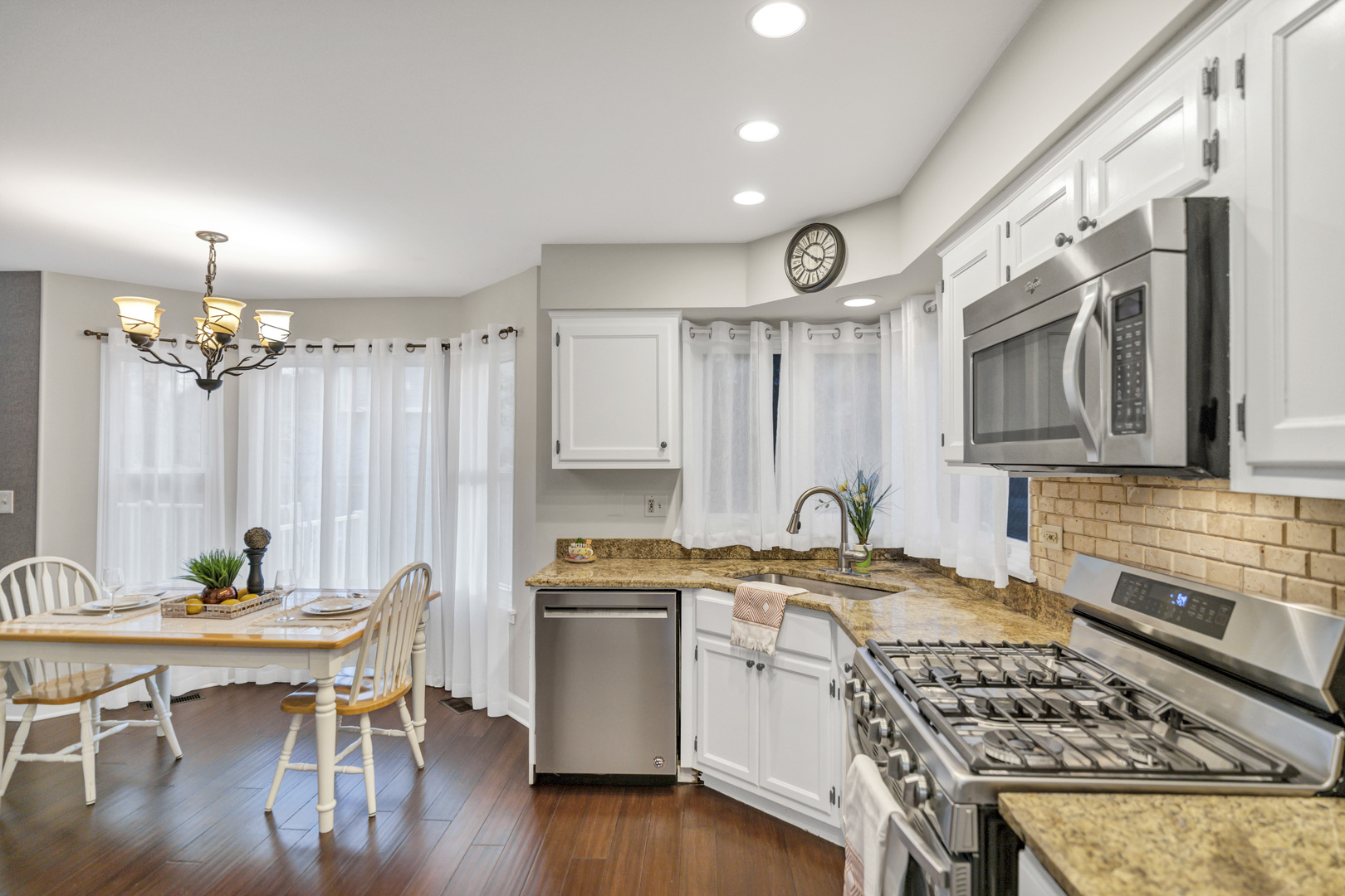 944 Cortney Drive, Carpentersville, IL 60110