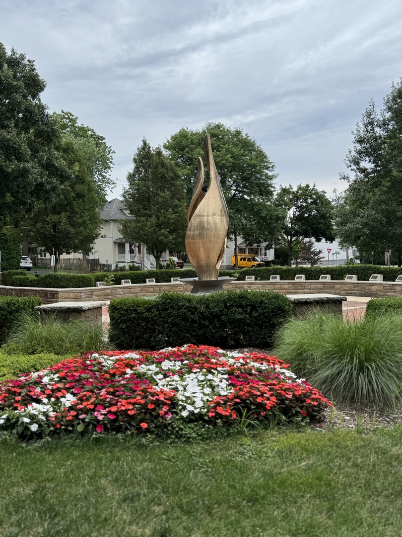 121 W Fremont Street, Arlington Heights, IL 60004