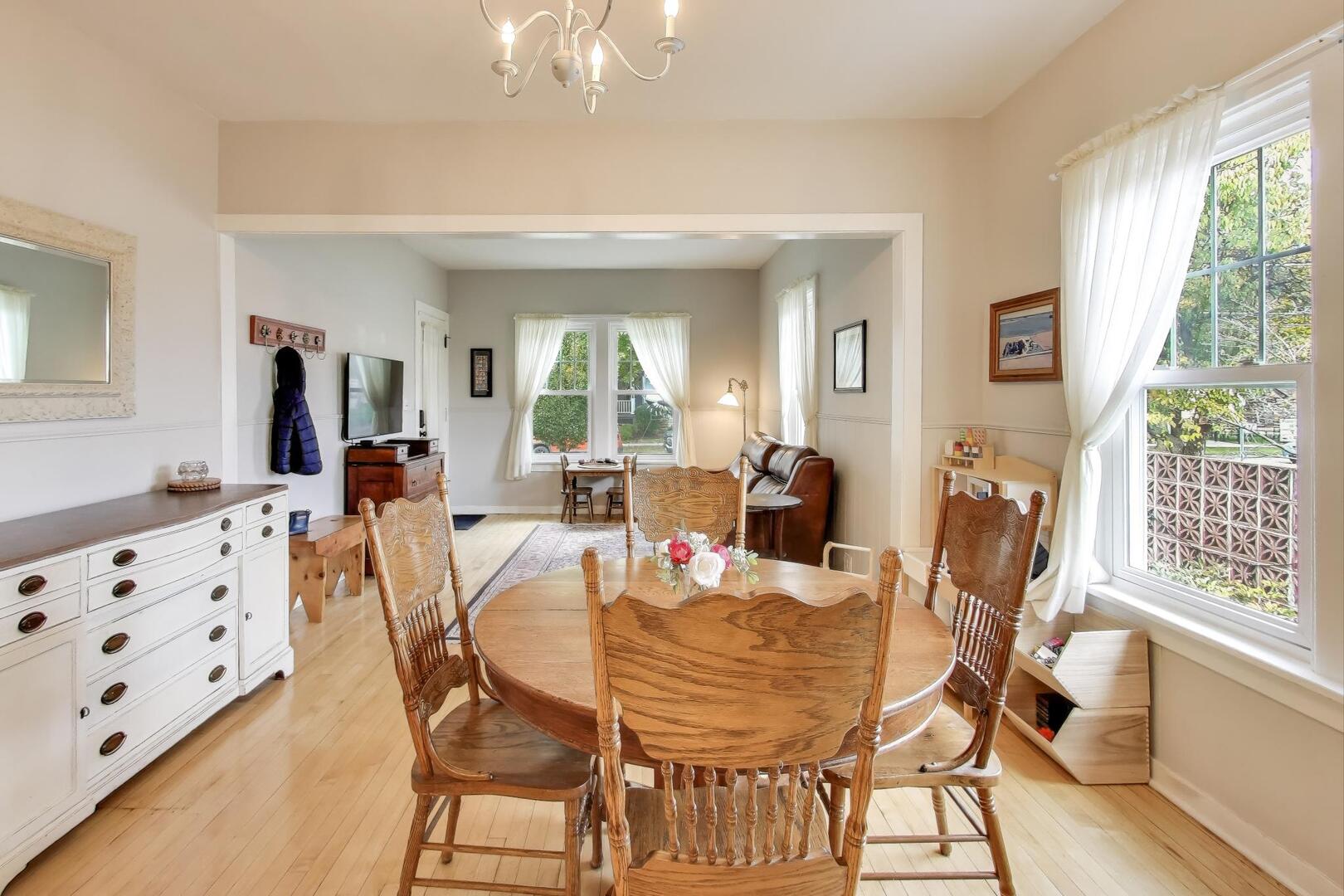 121 W Fremont Street, Arlington Heights, IL 60004