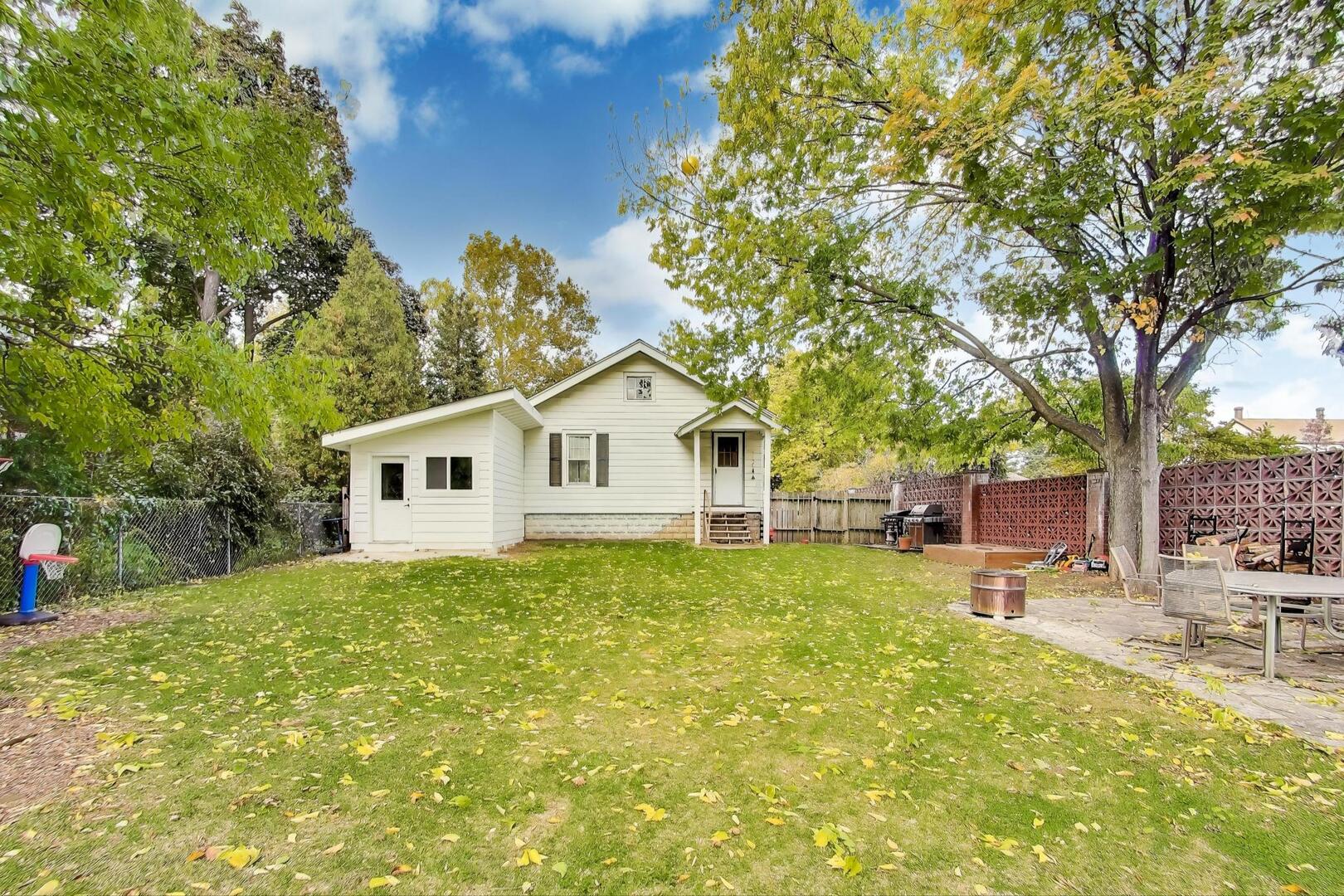 121 W Fremont Street, Arlington Heights, IL 60004