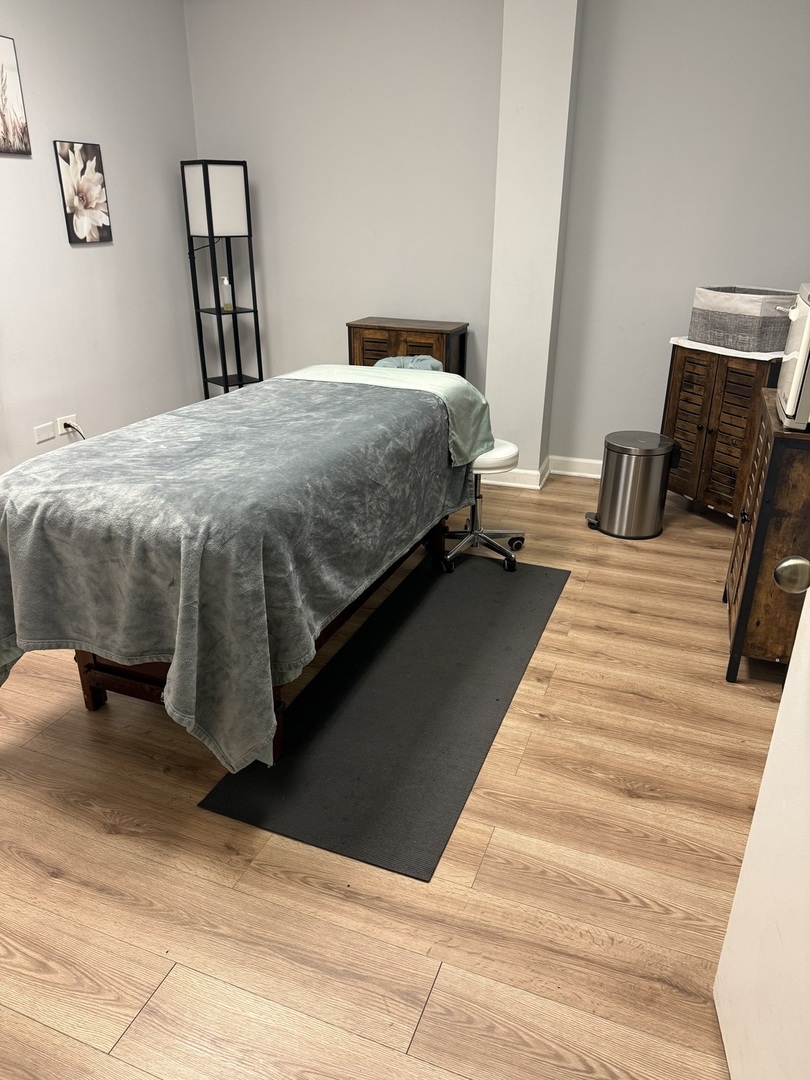 8855 S Roberts Road, Hickory Hills, IL 60457