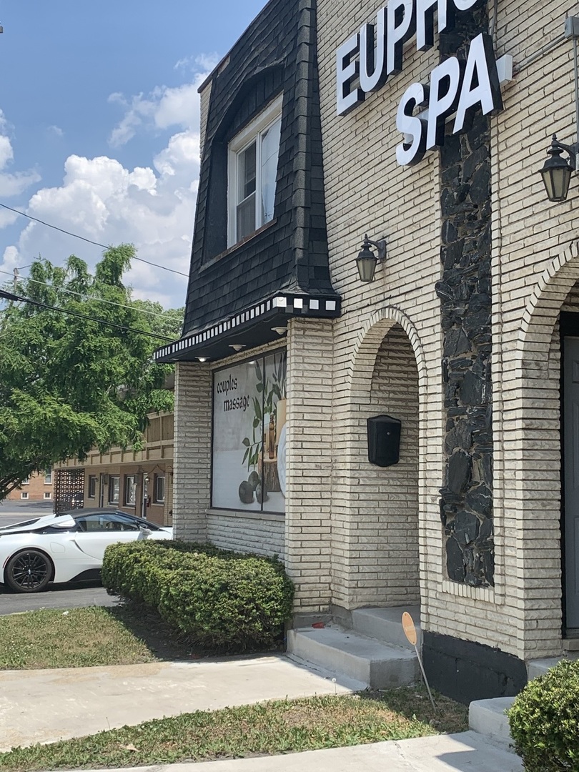 8855 S Roberts Road, Hickory Hills, IL 60457