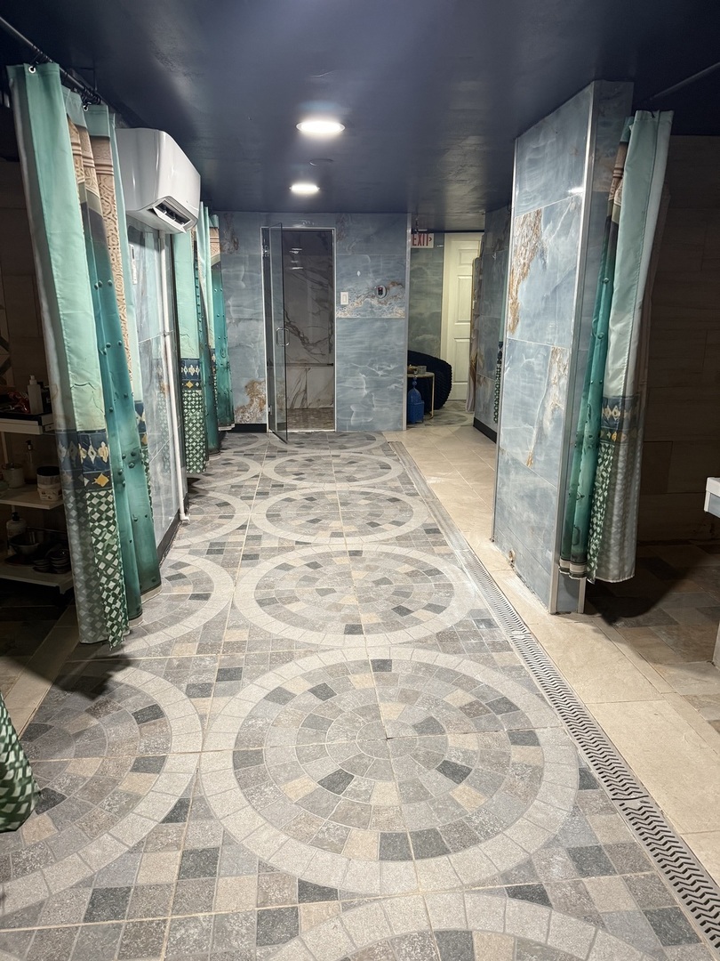 8855 S Roberts Road, Hickory Hills, IL 60457