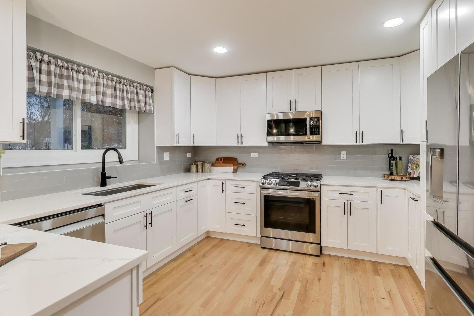 512 Blackhawk Drive, Westmont, IL 60559