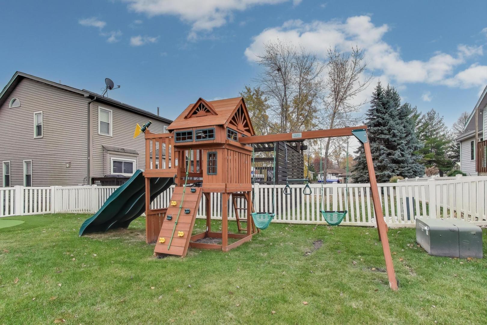 512 Blackhawk Drive, Westmont, IL 60559