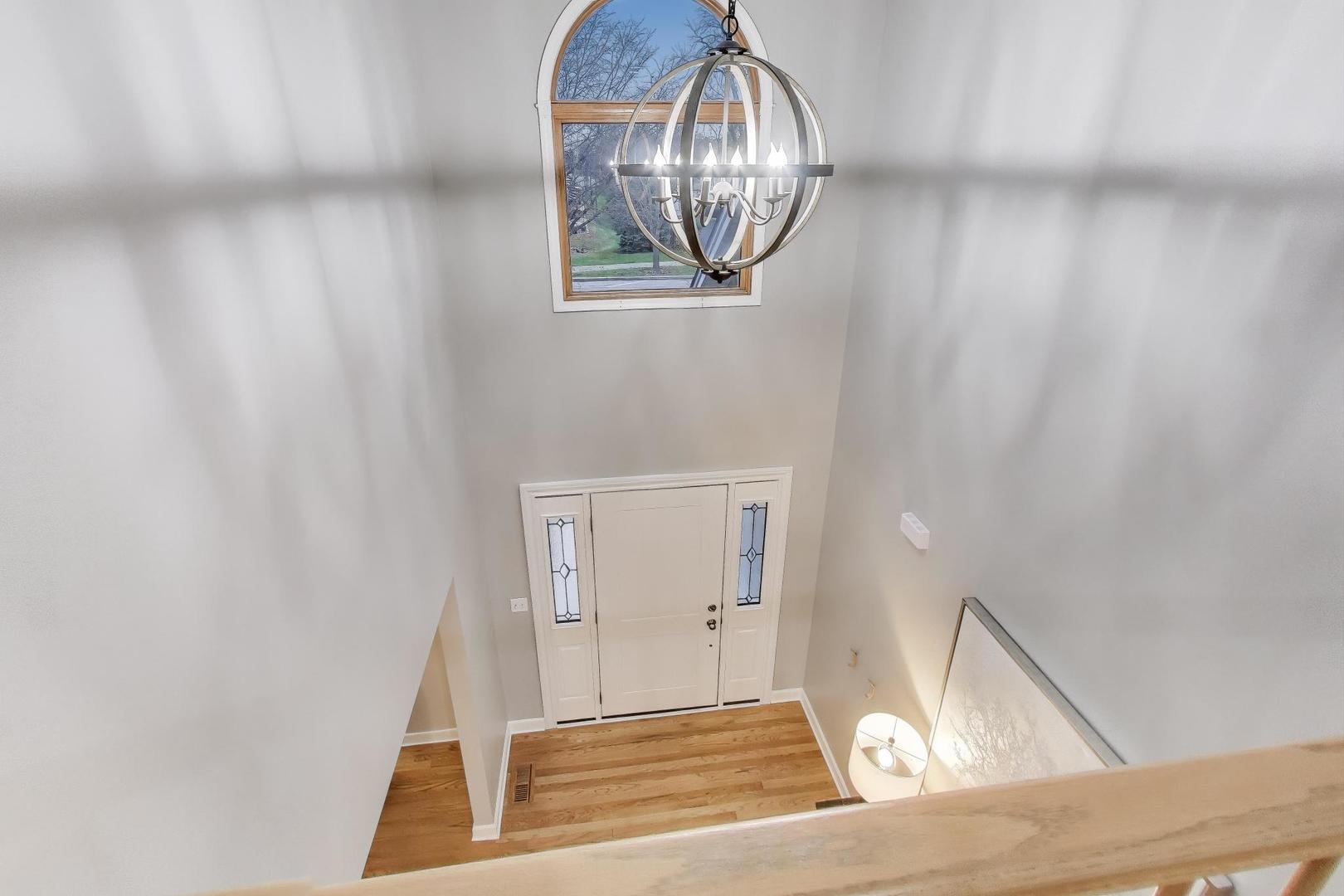 512 Blackhawk Drive, Westmont, IL 60559