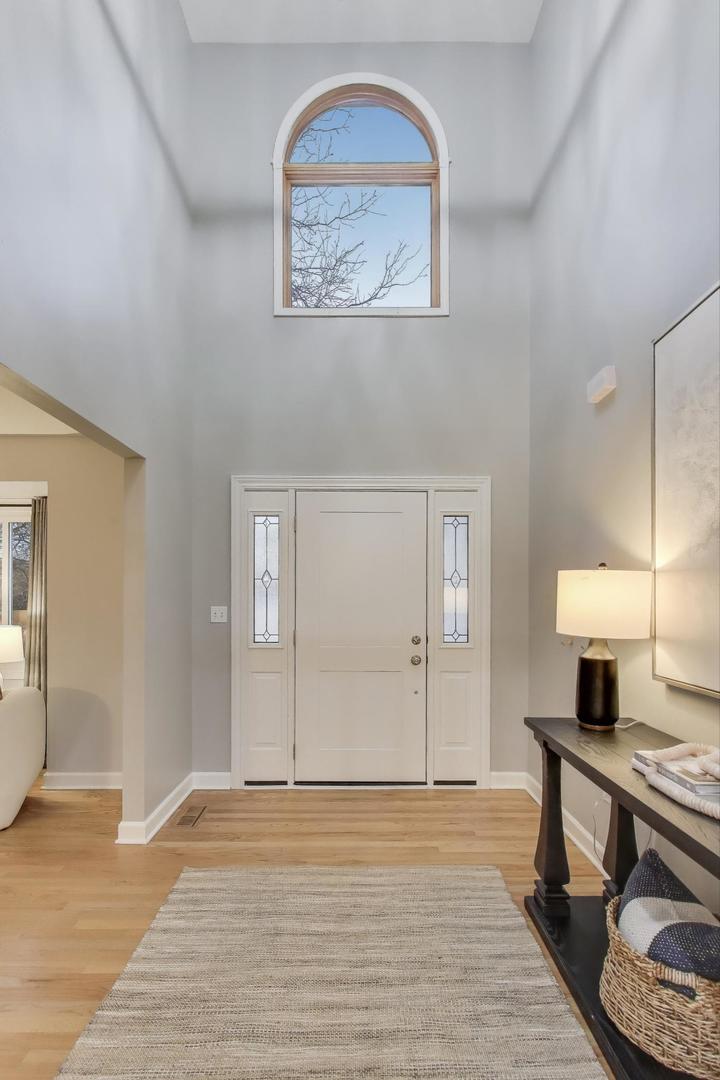 512 Blackhawk Drive, Westmont, IL 60559