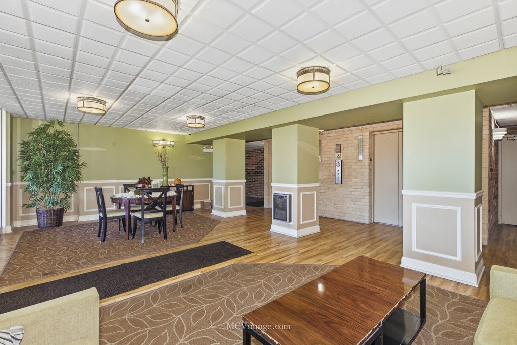 5400 Walnut Avenue #208, Downers Grove, IL 60515