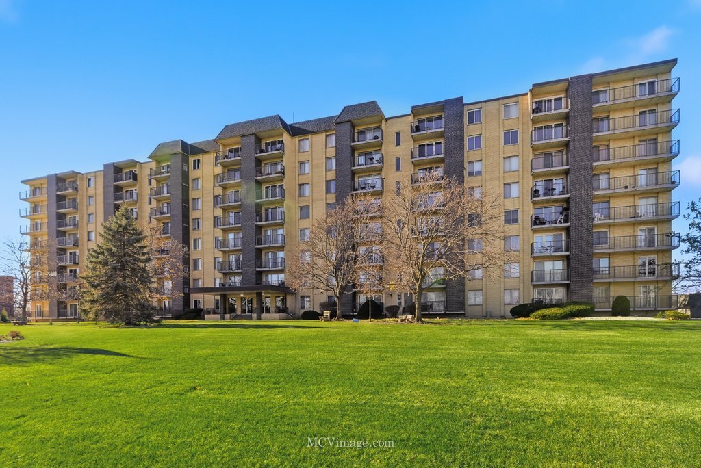 5400 Walnut Avenue #208, Downers Grove, IL 60515