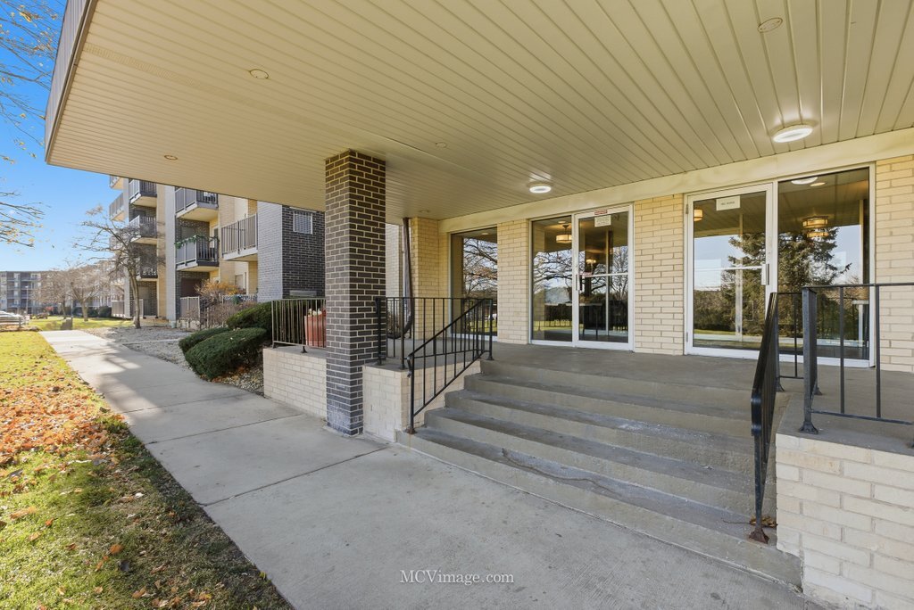 5400 Walnut Avenue #208, Downers Grove, IL 60515